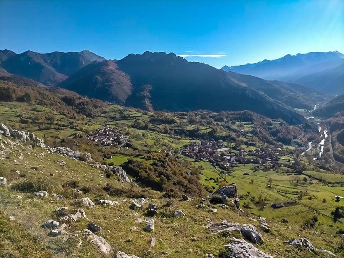 Vistas a Pelúgano, río Aller y Peña Freneo desde prau Castro