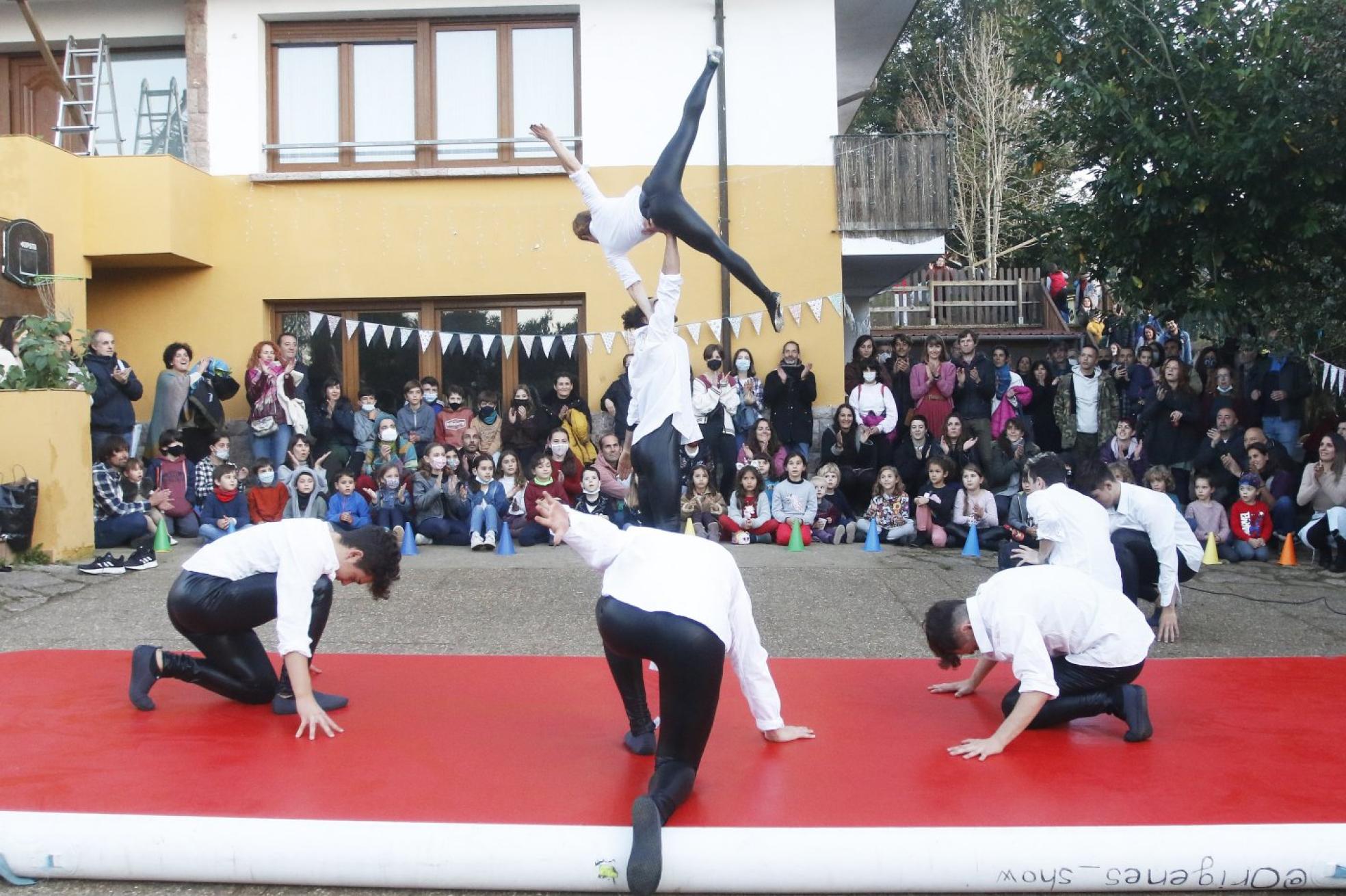 pLos alumnos disfrutaron ayer de una jornada para festejar la primera decada del centro. 