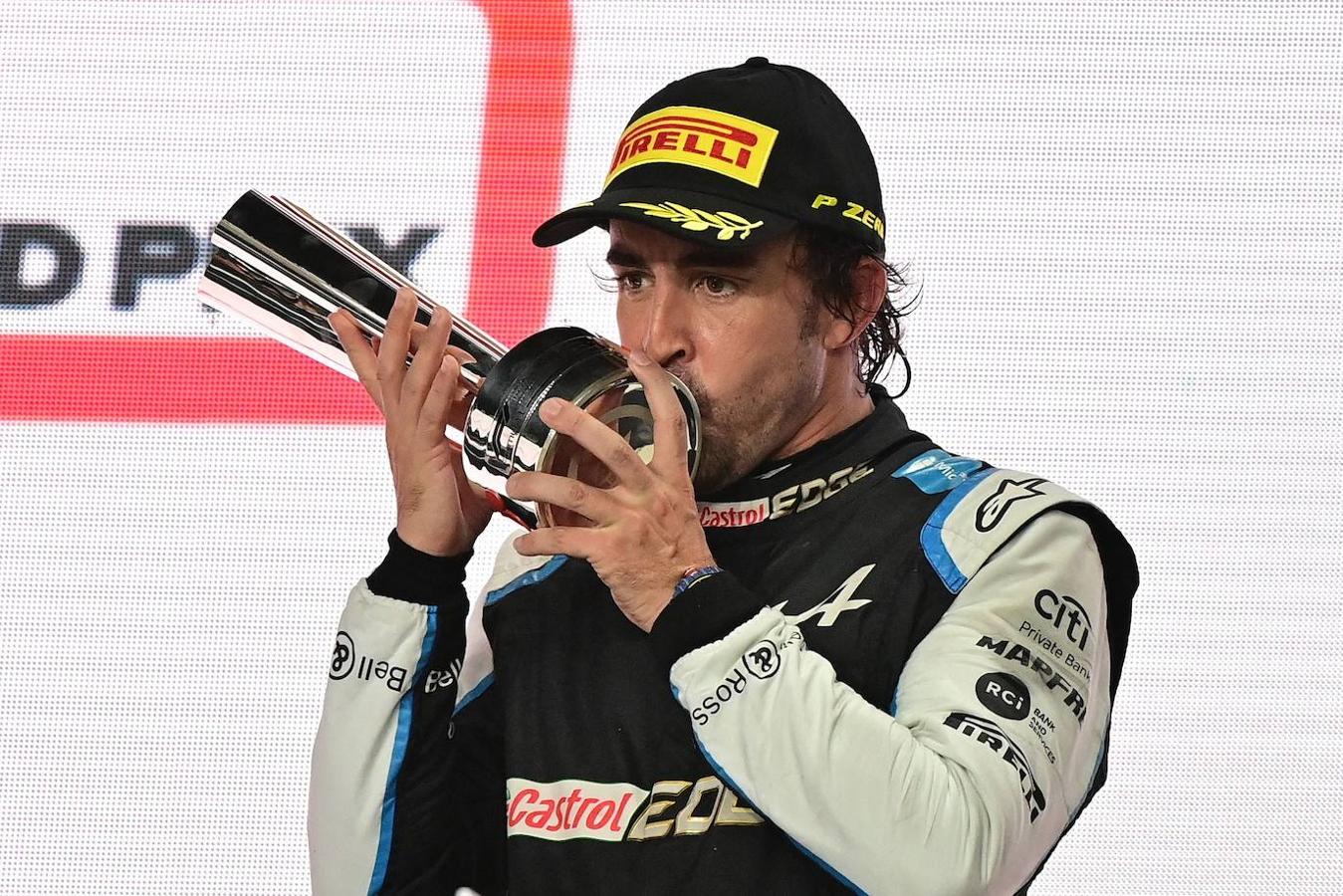 Fotos: Fernando Alonso sube a pulso al podio de Catar