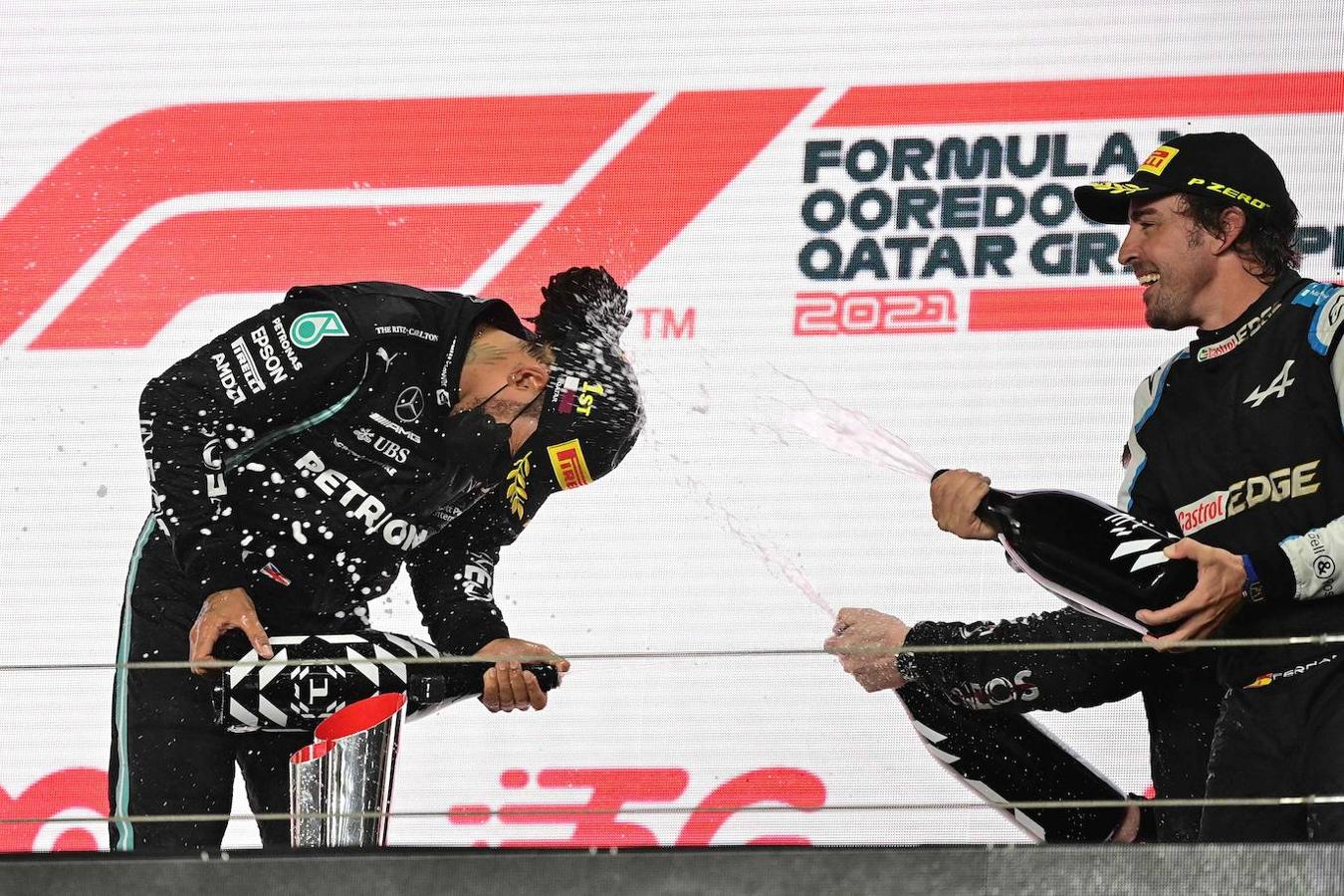 Fotos: Fernando Alonso sube a pulso al podio de Catar