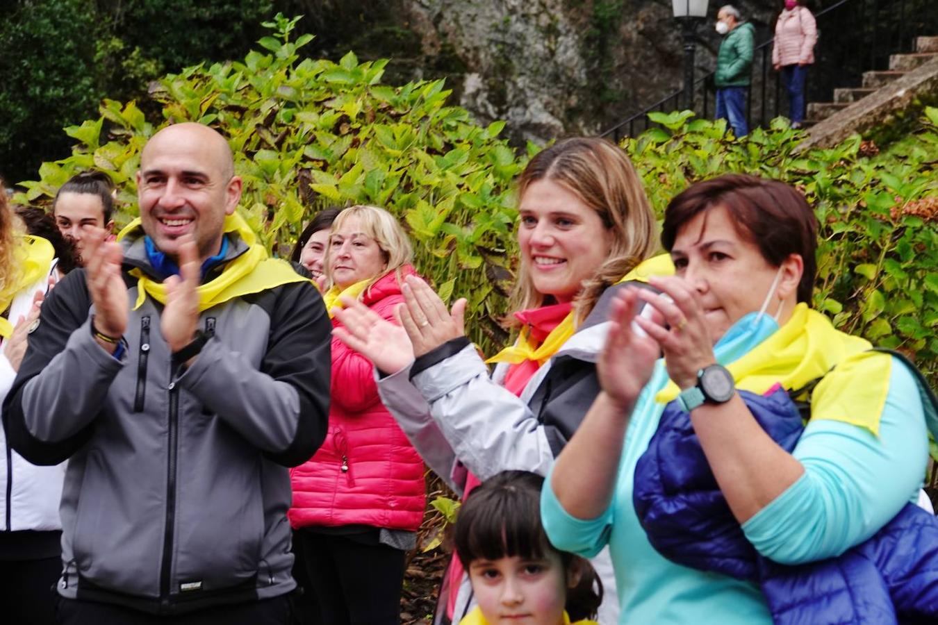 La I Marcha Solidaria contra el Sarcoma de Ewing, que se celebró este domingo entre Cangas de Onís y el Santuario de Covadonga, contó con más de 600 inscritos. Todo el dinero que se recaude se destinará, a través de la asociación 'Todos Somos Iván', a la investigación contra esta enfermedad, que se lleva a cabo en el Hospital Virgen del Rocío de Sevilla.