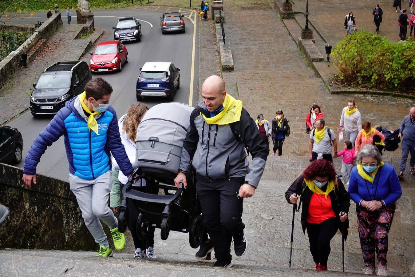 La I Marcha Solidaria contra el Sarcoma de Ewing, que se celebró este domingo entre Cangas de Onís y el Santuario de Covadonga, contó con más de 600 inscritos. Todo el dinero que se recaude se destinará, a través de la asociación 'Todos Somos Iván', a la investigación contra esta enfermedad, que se lleva a cabo en el Hospital Virgen del Rocío de Sevilla.