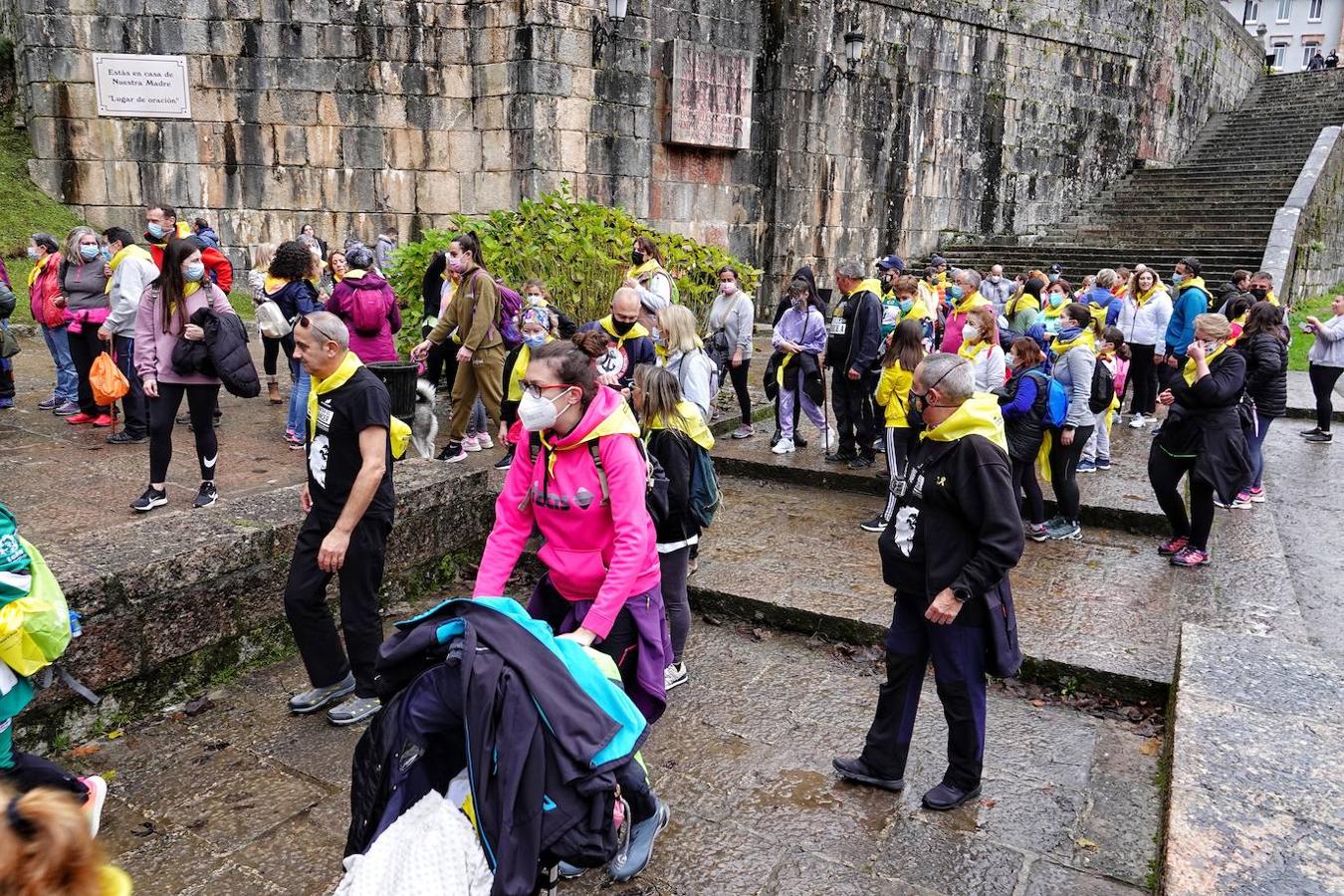 La I Marcha Solidaria contra el Sarcoma de Ewing, que se celebró este domingo entre Cangas de Onís y el Santuario de Covadonga, contó con más de 600 inscritos. Todo el dinero que se recaude se destinará, a través de la asociación 'Todos Somos Iván', a la investigación contra esta enfermedad, que se lleva a cabo en el Hospital Virgen del Rocío de Sevilla.