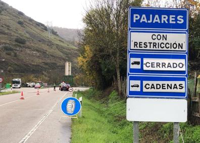 Imagen secundaria 1 - El tiempo en Asturias: La DANA complica el tráfico en Asturias: puertos cerrados a camiones y cadenas obligatorias