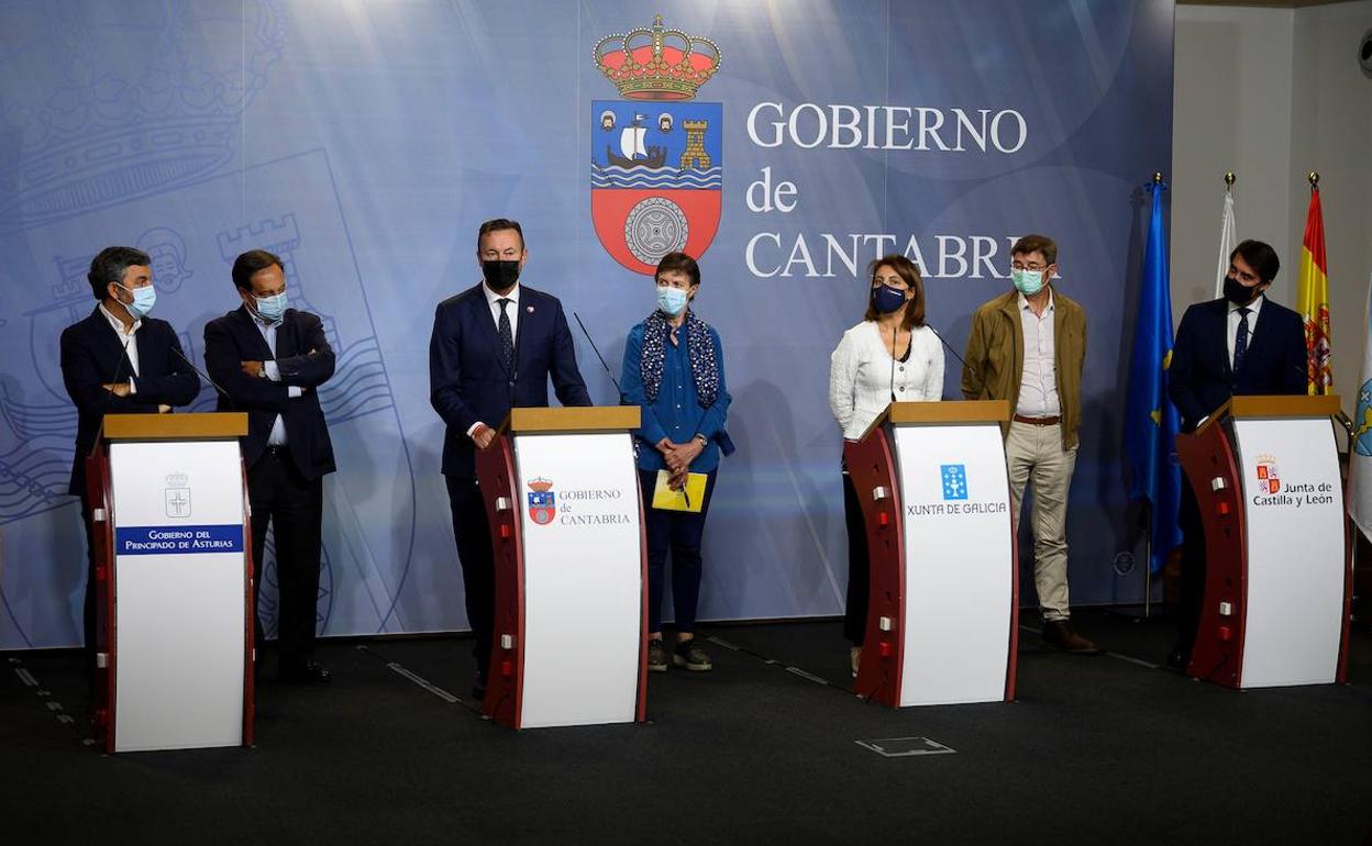 Los consejeros de las comunidades del lobo, en una comparecencia conjunta en septiembre pasado en Cantabria. 