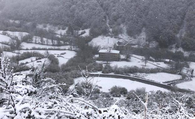 Imagen principal - El tiempo en Asturias: La DANA complica el tráfico en Asturias: puertos cerrados a camiones y cadenas obligatorias