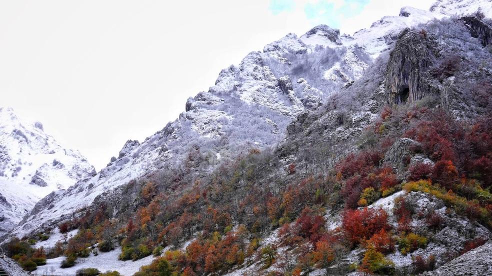 Asturias, bajo el primer temporal de nieve del otoño