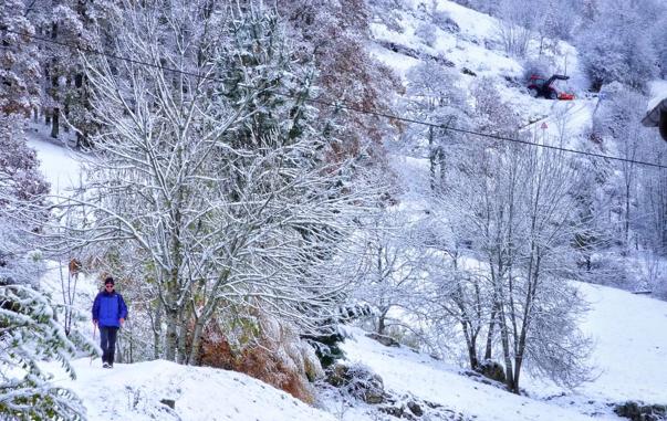 Imagen. Asturias, bajo el primer temporal de nieve del otoño