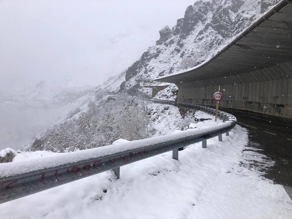 Fotos: Asturias, bajo el primer temporal de nieve del otoño