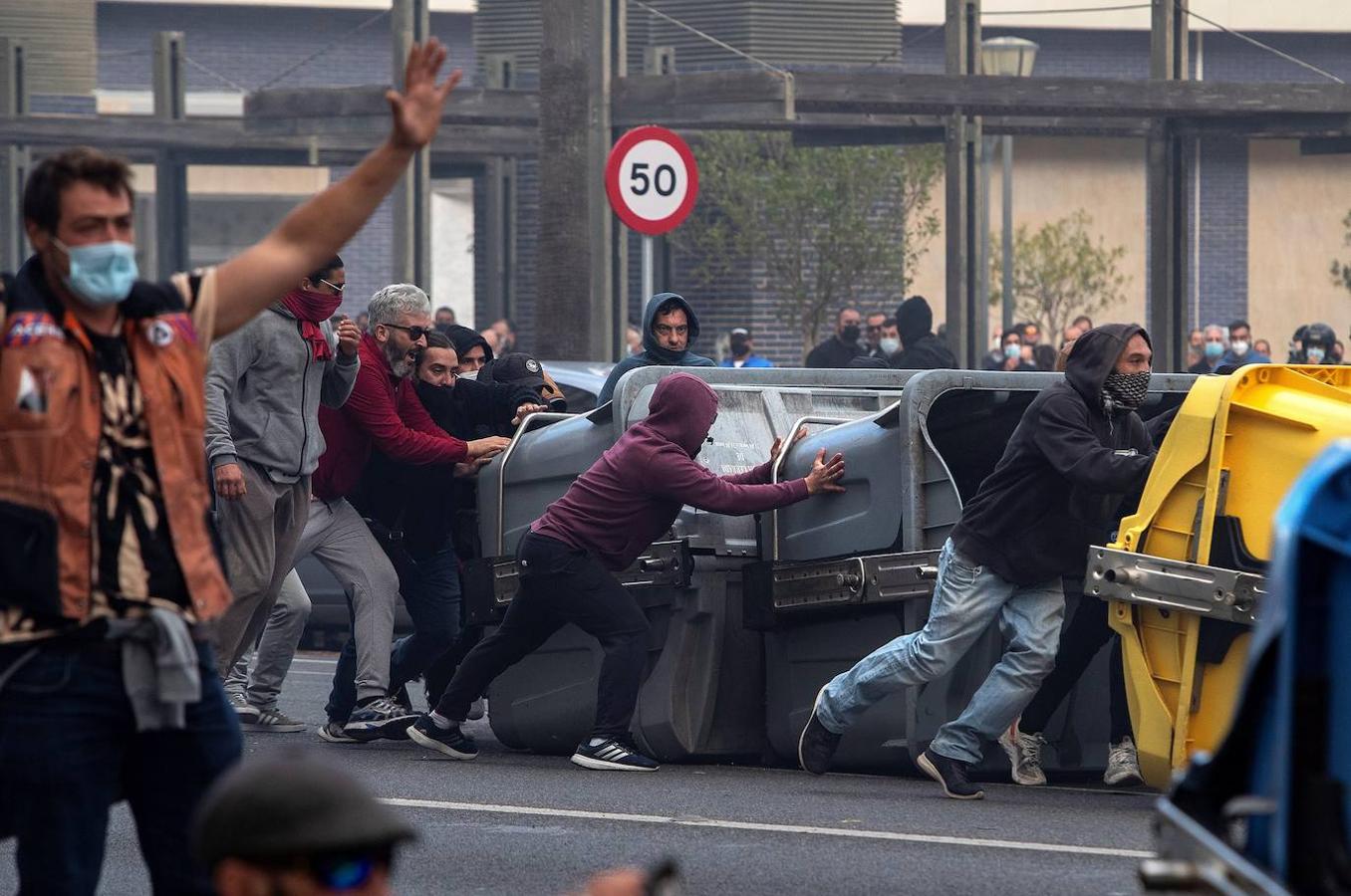 La octava jornada de protestas en Cádiz en defensa del sector del metal ha acabado con enfrentamientos entre manifestantes y Policía cuando estos han intentado cortar una carretera a la altura del puente de Carranza. Finalmente no hubo detenidos. | En la imagen, Un grupo de manifestantes ha intentado impedir a la Policía continuar su paso a través de barricadas