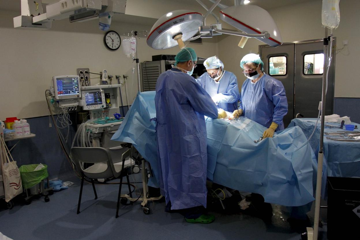 Personal sanitario realiza una intervención quirúrgica en el hospital avilesino. 