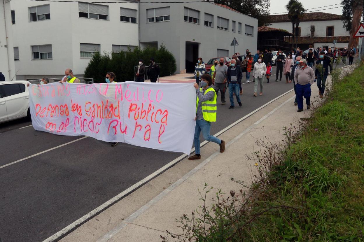 Una de las tres manifestaciones convocadas por los vecinos ante las carencias de la atención médica en el concejo. 