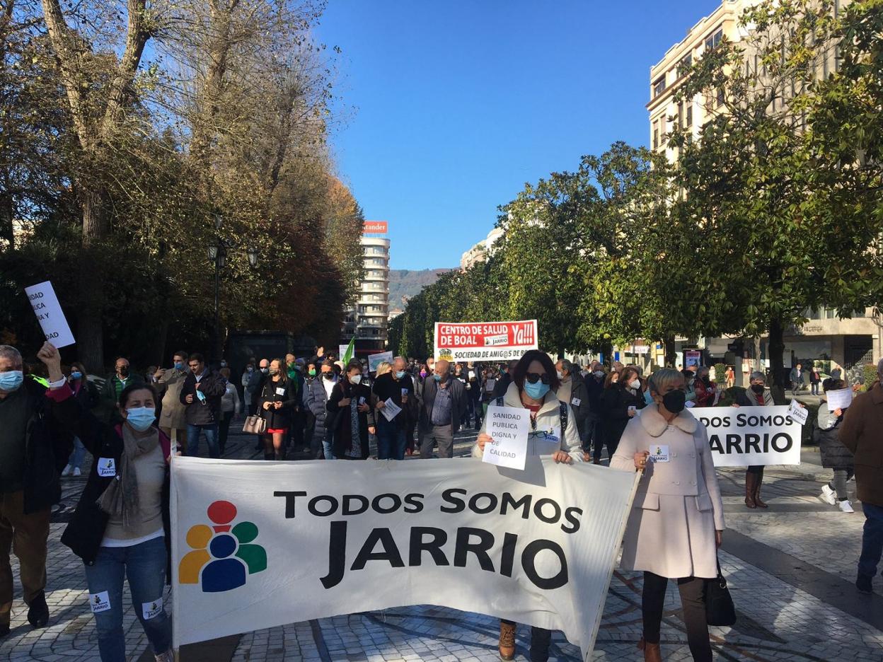 Vecinos, durante la concentración convocada por la asociación Todos Somos Jarrio el sábado en Oviedo. 