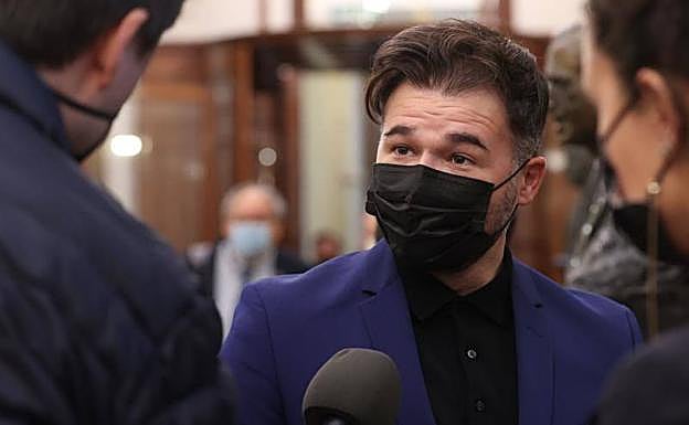 El portavoz de Esquerra, Gabriel Rufián, en el pasillo del Congreso de los Diputados.
