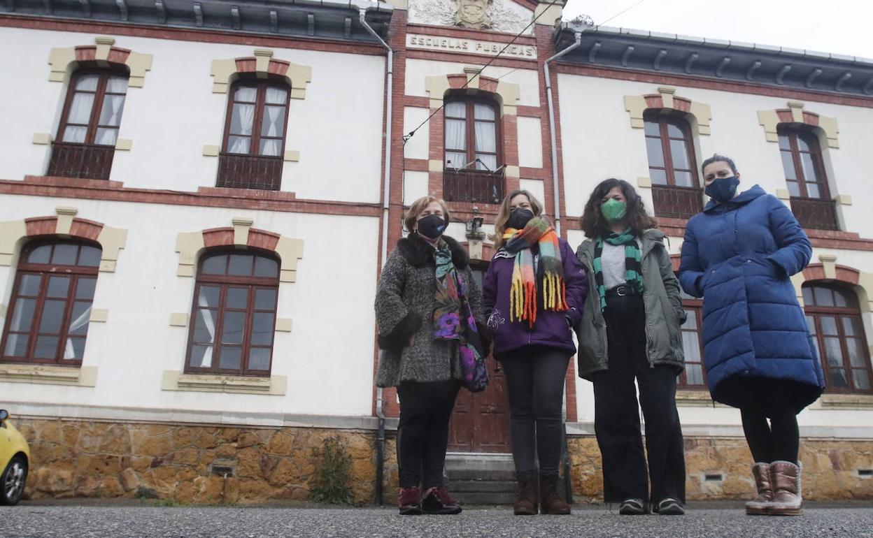 Encuentro Sofía Castañón, Nuria Rodríguez, Ana Taboada y la asociación de Amas de Casa y la Ampa de San Claudio 