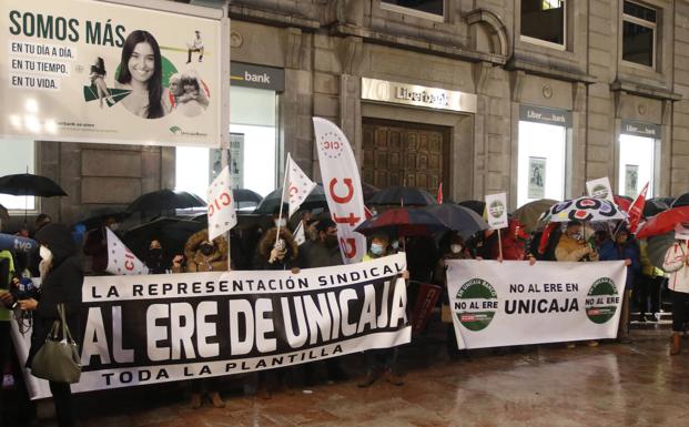 Trabajadores protestan por el ERE planteado por la entidad 