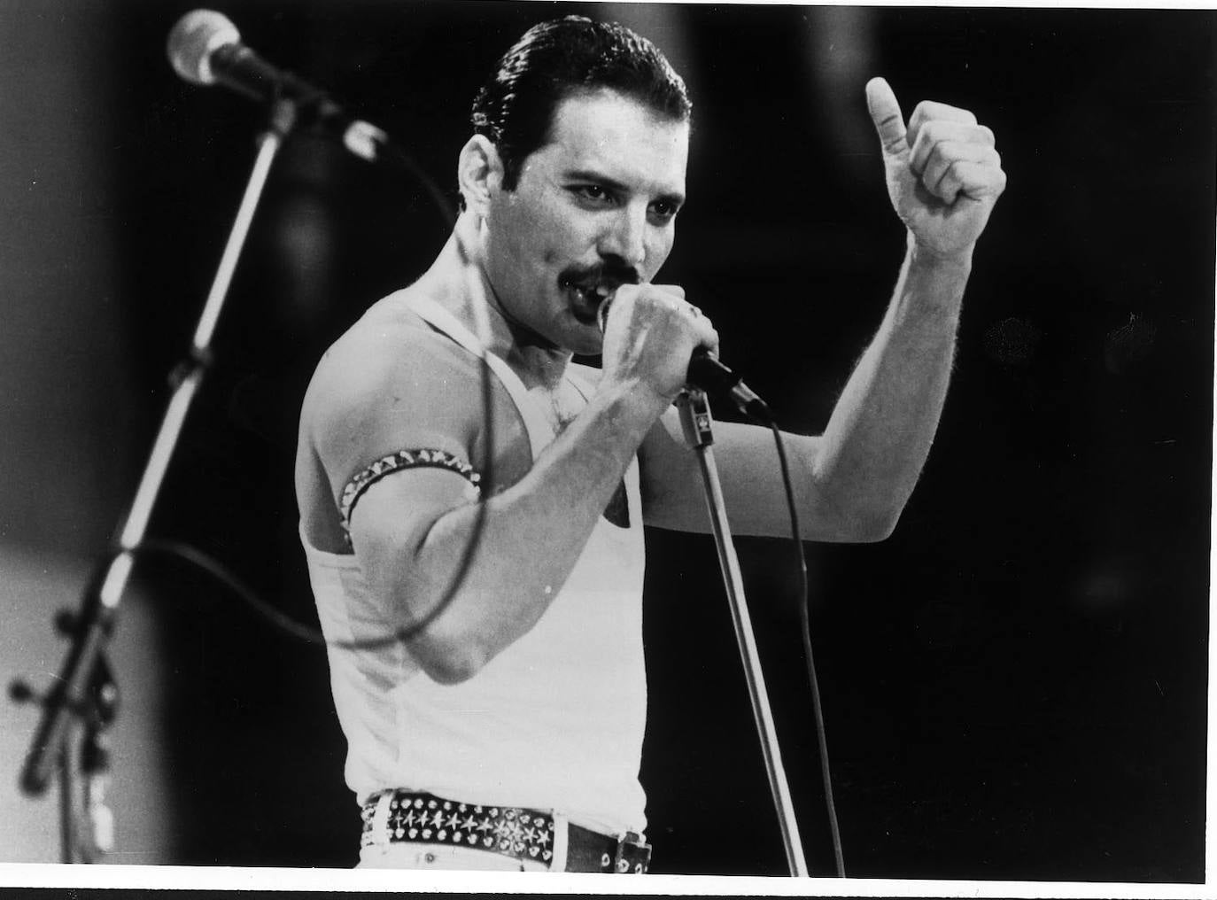 El sábado 23 de noviembre de 1991 Freddy Mercury, líder de Queen, anunció su enfermedad: «Deseo confirmar que he dado positivo en las pruebas del virus y que tengo sida. Sentí que era correcto mantener esta información en privado para proteger la privacidad de quienes me rodean. Ha llegado el momento de que mis amigos y mis fans en todo el mundo conozcan la verdad, y deseo que todos se unan a mí, a mis médicos y a todos los que padecen esta terrible enfermedad para luchar contra ella». Solo un día después fallecería. Atrás dejó un legado inconmesurable en forma de canciones convertidas en auténticos himnos aún tres décadas después.