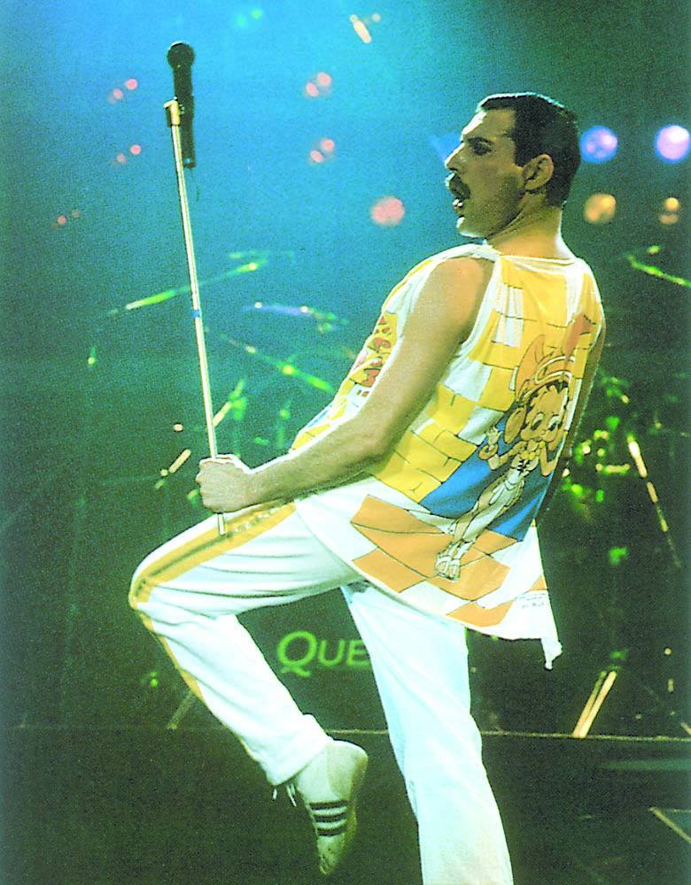 El sábado 23 de noviembre de 1991 Freddy Mercury, líder de Queen, anunció su enfermedad: «Deseo confirmar que he dado positivo en las pruebas del virus y que tengo sida. Sentí que era correcto mantener esta información en privado para proteger la privacidad de quienes me rodean. Ha llegado el momento de que mis amigos y mis fans en todo el mundo conozcan la verdad, y deseo que todos se unan a mí, a mis médicos y a todos los que padecen esta terrible enfermedad para luchar contra ella». Solo un día después fallecería. Atrás dejó un legado inconmesurable en forma de canciones convertidas en auténticos himnos aún tres décadas después.