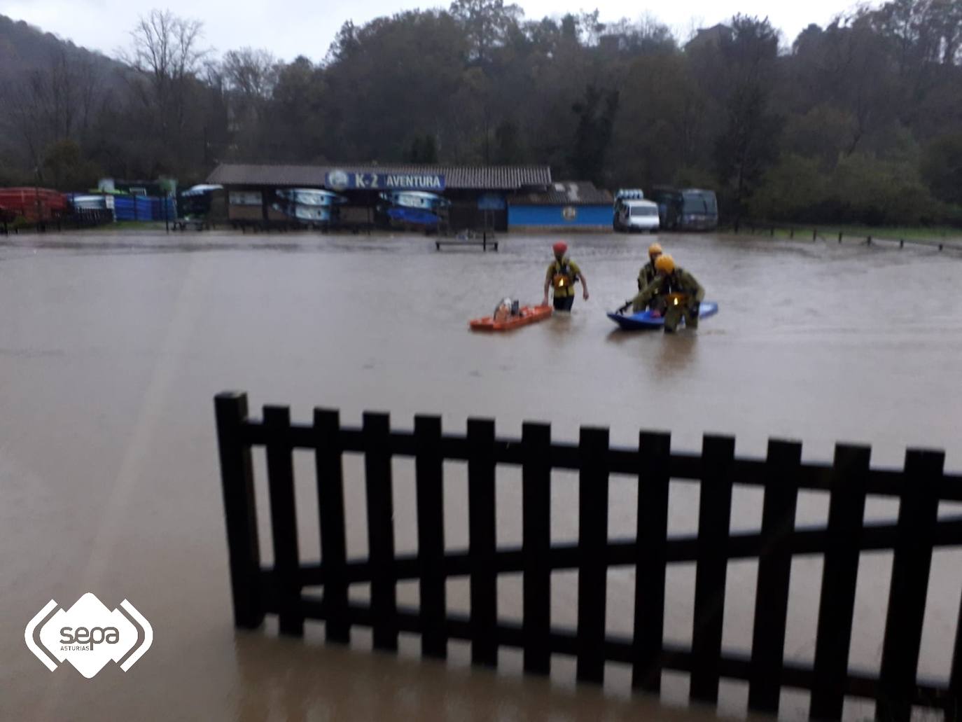 Las intensas lluvias y la nieve caída en los últimos días ha provocado importantes daños en buena parte de Asturias, principalmente en la zona oriental de la región donde, incluso, se ha tenido que evacuar a decenas de pacientes del hospital de Arriondas. Pero el agua también ha anegado otras áreas de Asturias 