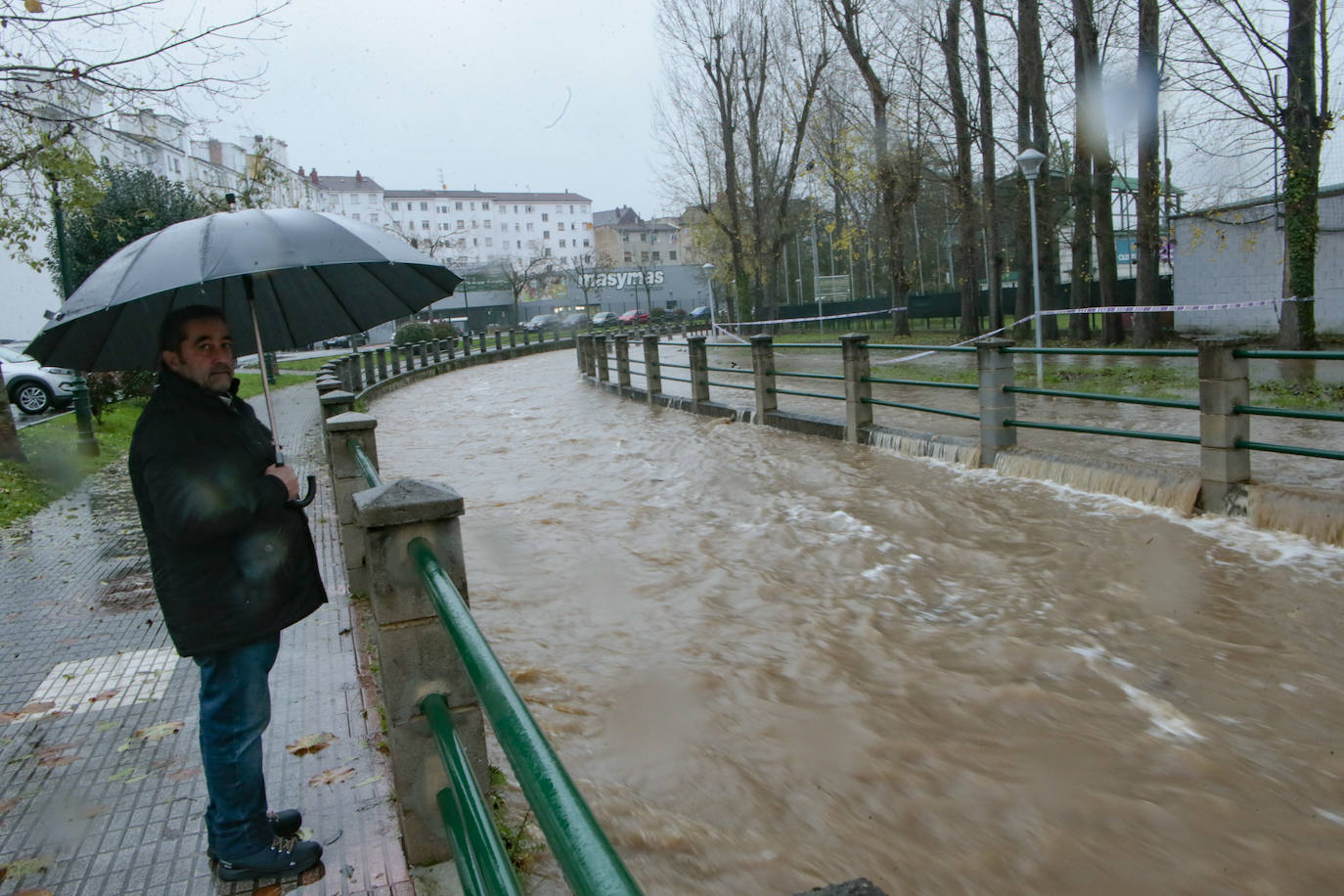 Las intensas lluvias y la nieve caída en los últimos días ha provocado importantes daños en buena parte de Asturias, principalmente en la zona oriental de la región donde, incluso, se ha tenido que evacuar a decenas de pacientes del hospital de Arriondas. Pero el agua también ha anegado otras áreas de Asturias 