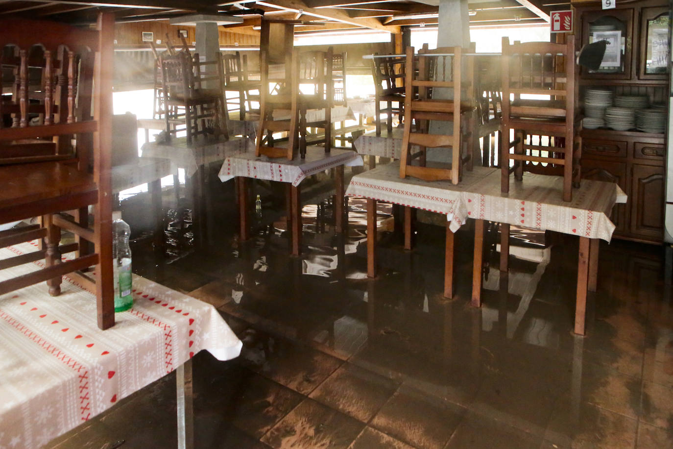 Las intensas lluvias y la nieve caída en los últimos días ha provocado importantes daños en buena parte de Asturias, principalmente en la zona oriental de la región donde, incluso, se ha tenido que evacuar a decenas de pacientes del hospital de Arriondas. Pero el agua también ha anegado otras áreas de Asturias 