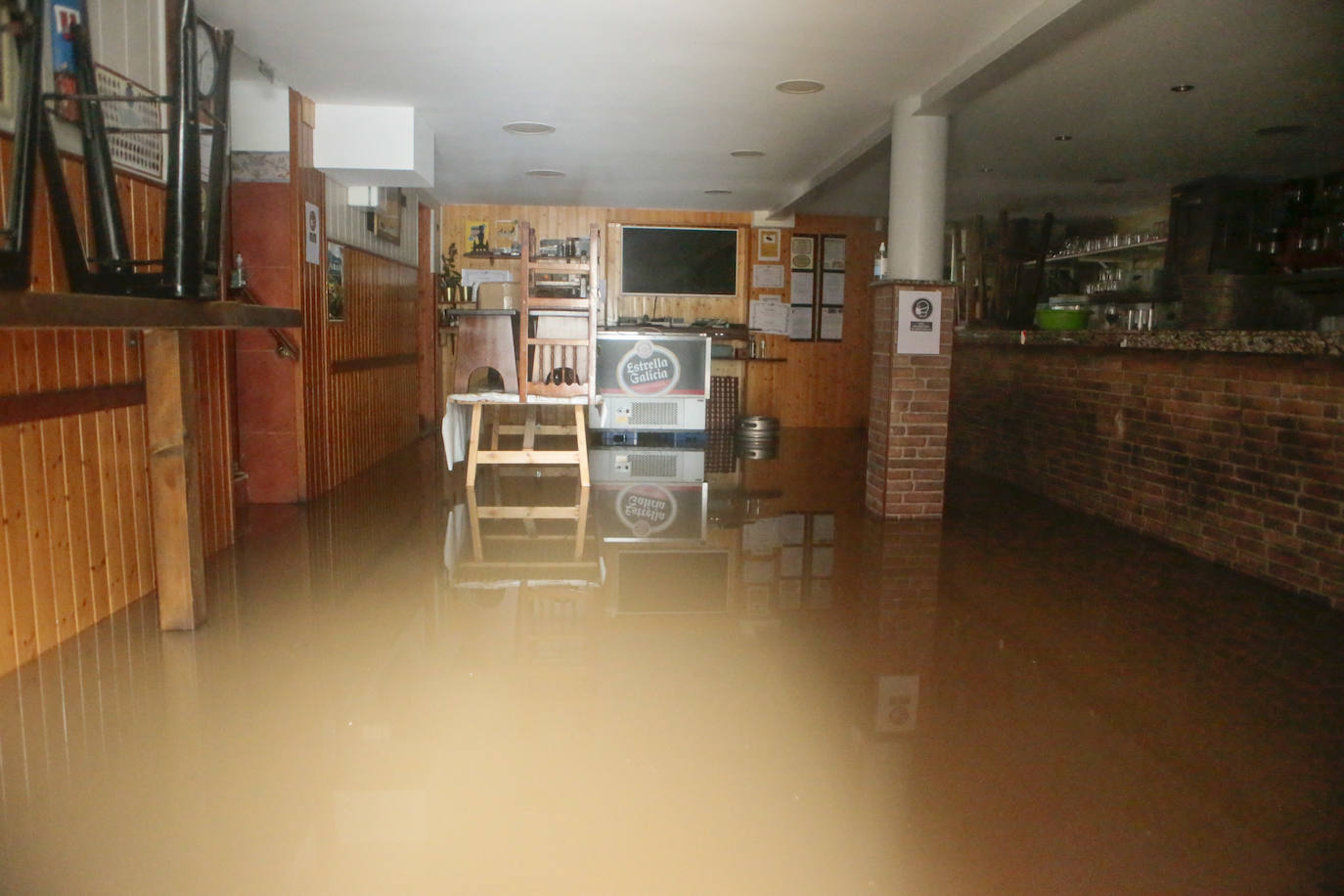 Las intensas lluvias y la nieve caída en los últimos días ha provocado importantes daños en buena parte de Asturias, principalmente en la zona oriental de la región donde, incluso, se ha tenido que evacuar a decenas de pacientes del hospital de Arriondas. Pero el agua también ha anegado otras áreas de Asturias 