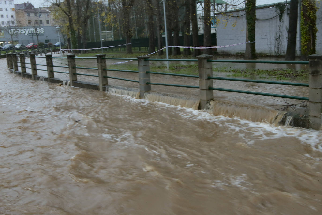 Las intensas lluvias y la nieve caída en los últimos días ha provocado importantes daños en buena parte de Asturias, principalmente en la zona oriental de la región donde, incluso, se ha tenido que evacuar a decenas de pacientes del hospital de Arriondas. Pero el agua también ha anegado otras áreas de Asturias 