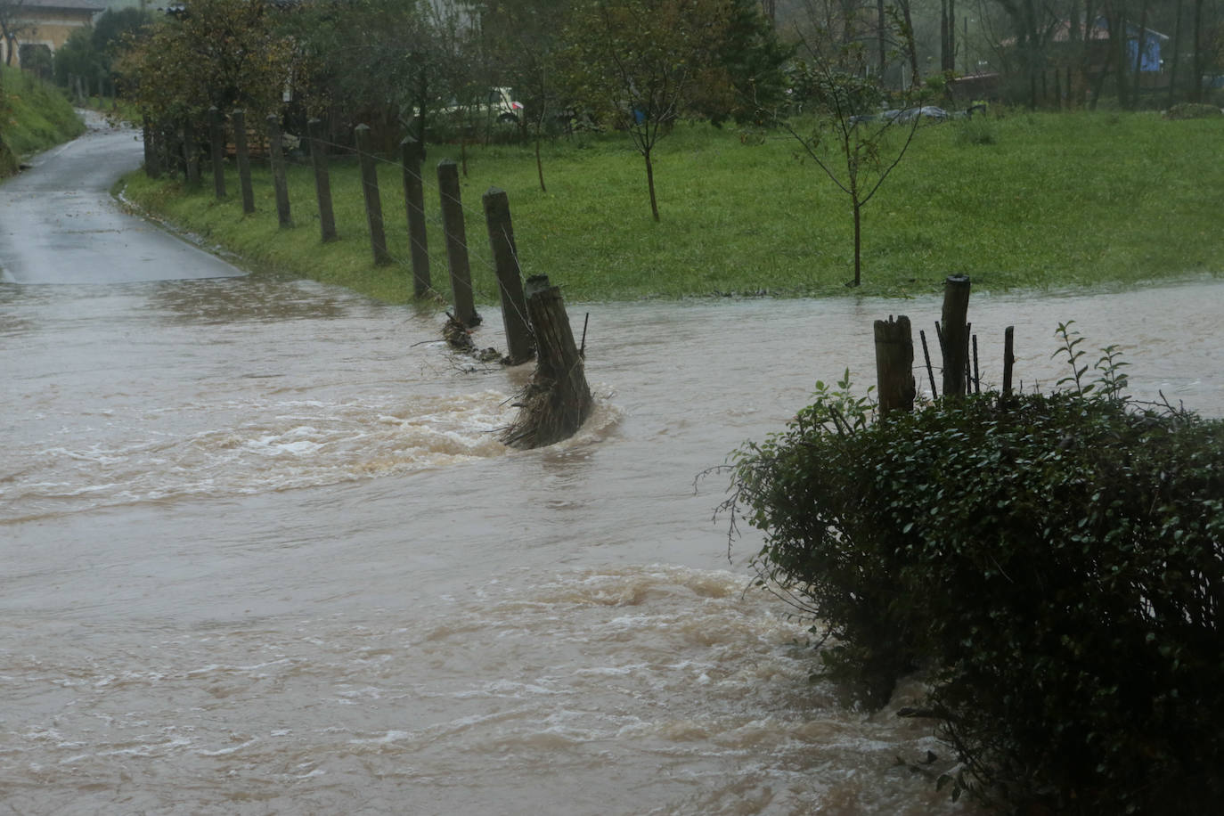 Las intensas lluvias y la nieve caída en los últimos días ha provocado importantes daños en buena parte de Asturias, principalmente en la zona oriental de la región donde, incluso, se ha tenido que evacuar a decenas de pacientes del hospital de Arriondas. Pero el agua también ha anegado otras áreas de Asturias 
