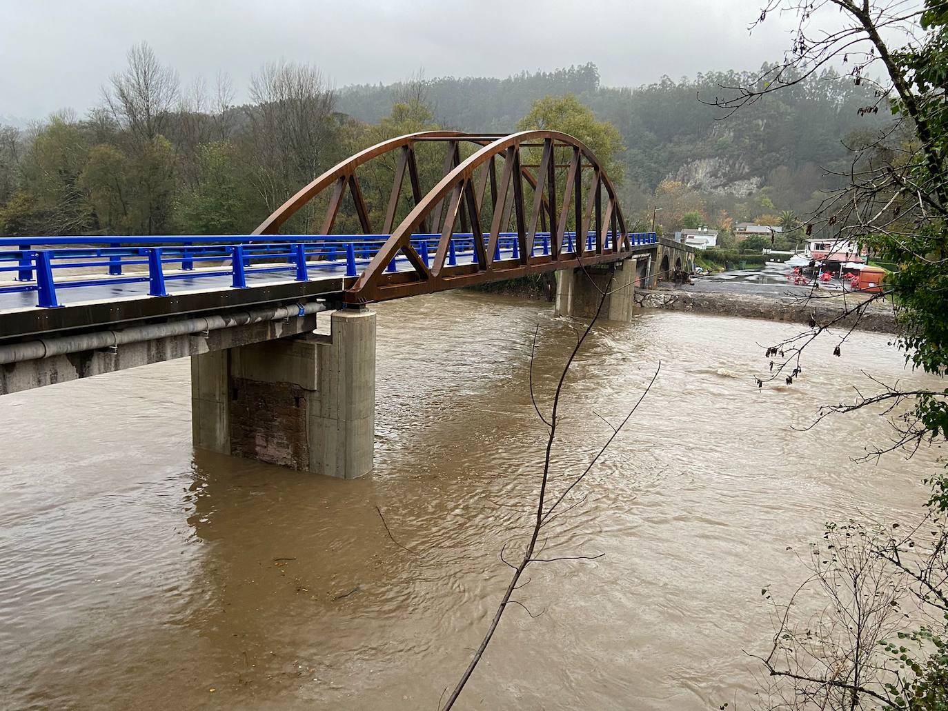 Las intensas lluvias y la nieve caída en los últimos días ha provocado importantes daños en buena parte de Asturias, principalmente en la zona oriental de la región donde, incluso, se ha tenido que evacuar a decenas de pacientes del hospital de Arriondas. Pero el agua también ha anegado otras áreas de Asturias 