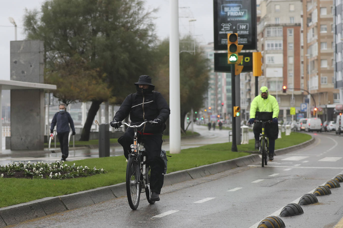 Las intensas lluvias y la nieve caída en los últimos días ha provocado importantes daños en buena parte de Asturias, principalmente en la zona oriental de la región donde, incluso, se ha tenido que evacuar a decenas de pacientes del hospital de Arriondas. Pero el agua también ha anegado otras áreas de Asturias 