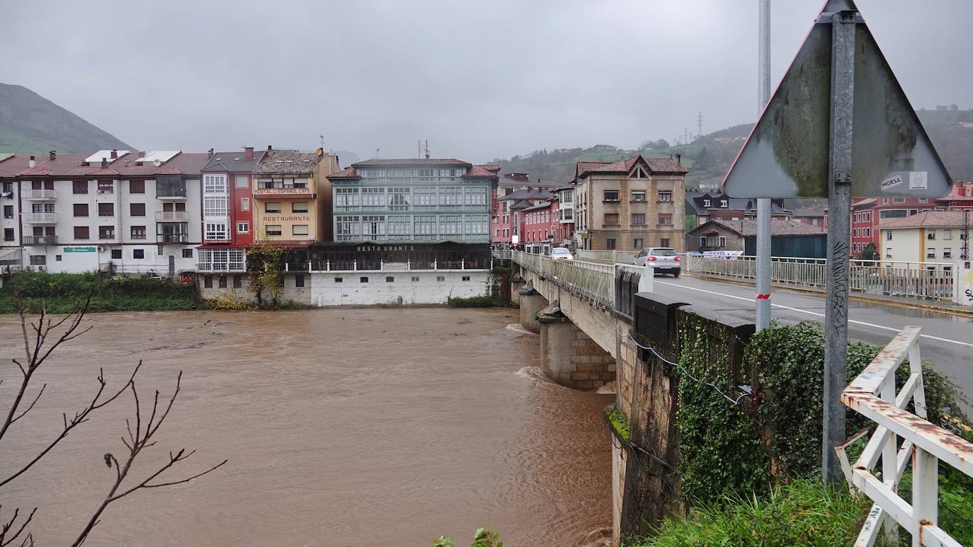 Las intensas lluvias y la nieve caída en los últimos días ha provocado importantes daños en buena parte de Asturias, principalmente en la zona oriental de la región donde, incluso, se ha tenido que evacuar a decenas de pacientes del hospital de Arriondas. Pero el agua también ha anegado otras áreas de Asturias 