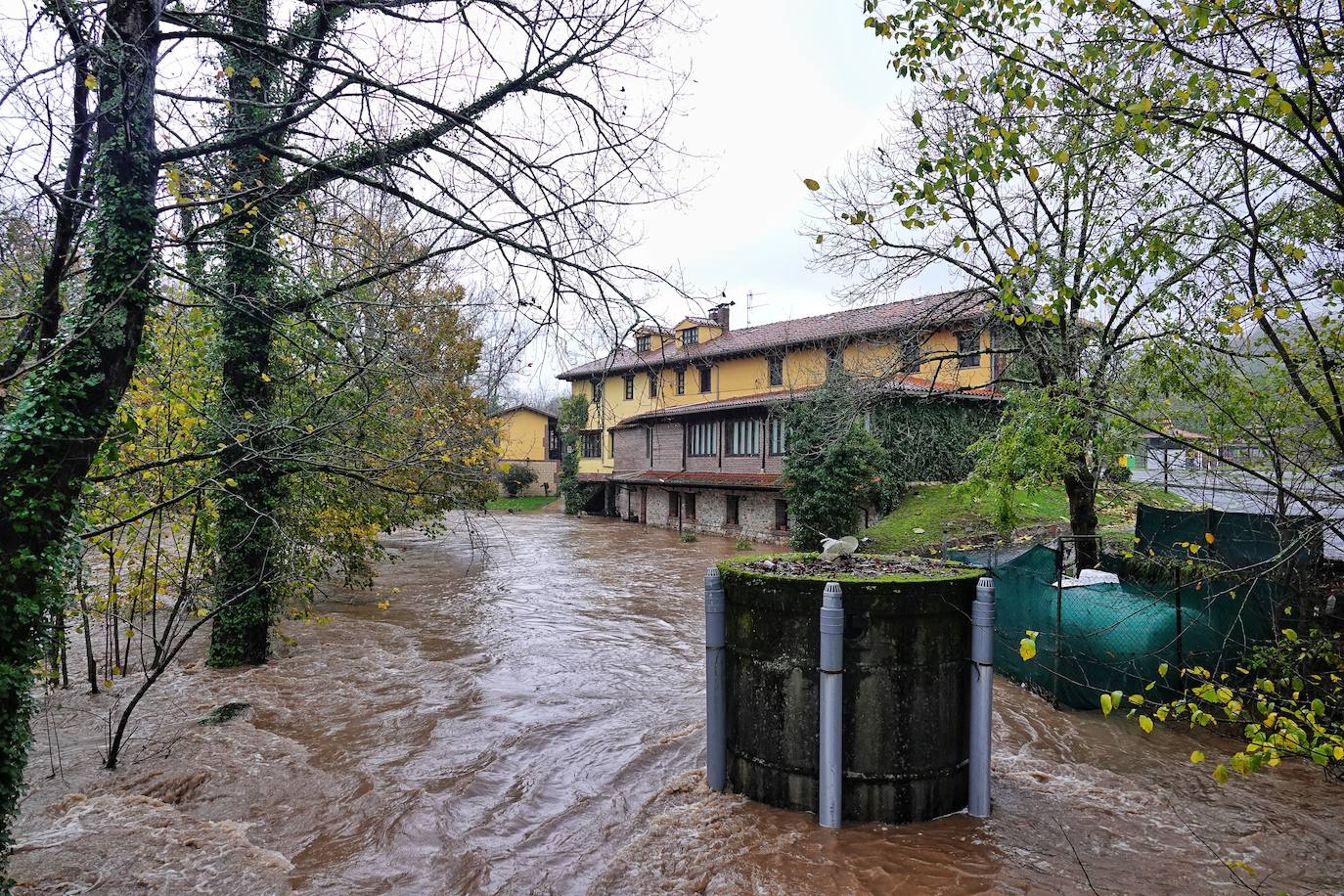 Las intensas lluvias y la nieve caída en los últimos días ha provocado importantes daños en buena parte de Asturias, principalmente en la zona oriental de la región donde, incluso, se ha tenido que evacuar a decenas de pacientes del hospital de Arriondas. Pero el agua también ha anegado otras áreas de Asturias 