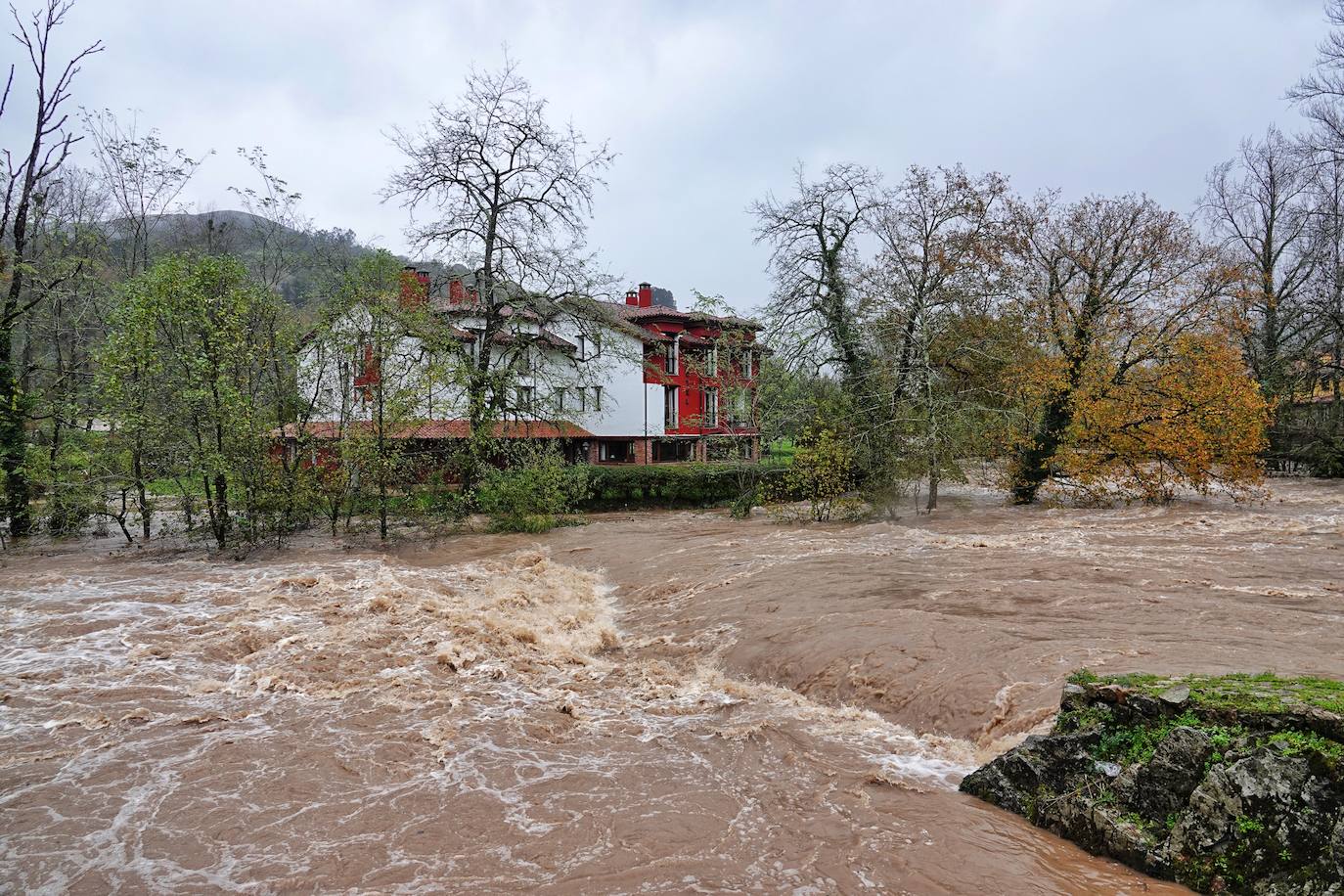 Las intensas lluvias y la nieve caída en los últimos días ha provocado importantes daños en buena parte de Asturias, principalmente en la zona oriental de la región donde, incluso, se ha tenido que evacuar a decenas de pacientes del hospital de Arriondas. Pero el agua también ha anegado otras áreas de Asturias 