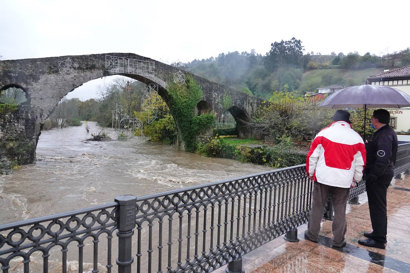 Las intensas lluvias y la nieve caída en los últimos días ha provocado importantes daños en buena parte de Asturias, principalmente en la zona oriental de la región donde, incluso, se ha tenido que evacuar a decenas de pacientes del hospital de Arriondas. Pero el agua también ha anegado otras áreas de Asturias 