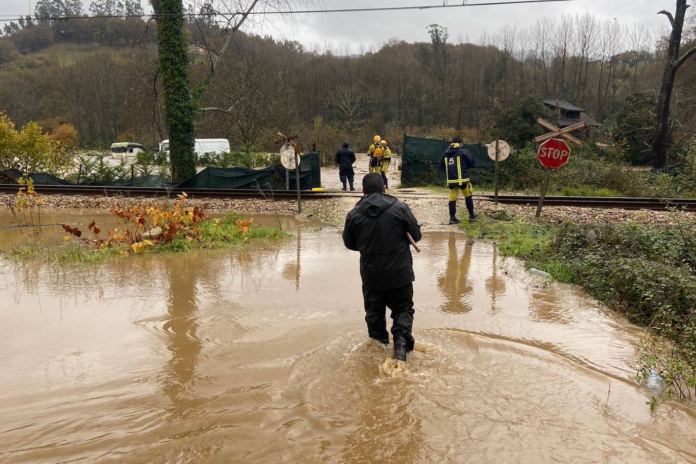 Las intensas lluvias y la nieve caída en los últimos días ha provocado importantes daños en buena parte de Asturias, principalmente en la zona oriental de la región donde, incluso, se ha tenido que evacuar a decenas de pacientes del hospital de Arriondas. Pero el agua también ha anegado otras áreas de Asturias 