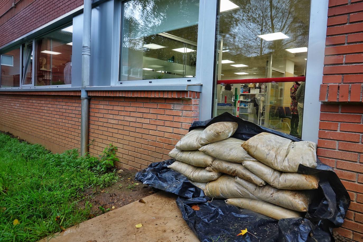 Las intensas lluvias y la nieve caída en los últimos días ha provocado importantes daños en buena parte de Asturias, principalmente en la zona oriental de la región donde, incluso, se ha tenido que evacuar a decenas de pacientes del hospital de Arriondas. Pero el agua también ha anegado otras áreas de Asturias 