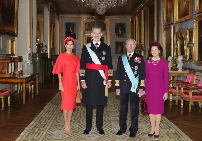 Don Felipe y Doña Letizia, junto al Rey Carlos Gustavo de Suecia y la Reina de Suecia, Silvia, durante el acto de bienvenida en el Palacio Real de Estocolmo