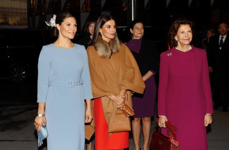 La Reina Letizia acompañada por la Reina Silvia de Suecia, y la heredera Victoria, a su llegada al Instituto Karolinska, el mayor centro académico de investigación médica de Suecia