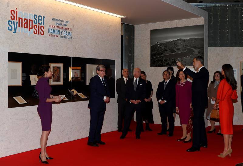 Los Reyes, durante la visita a la exposición "Sinapsis. Arte y ciencia de España. De Ramón y Cajal a nuestros días"