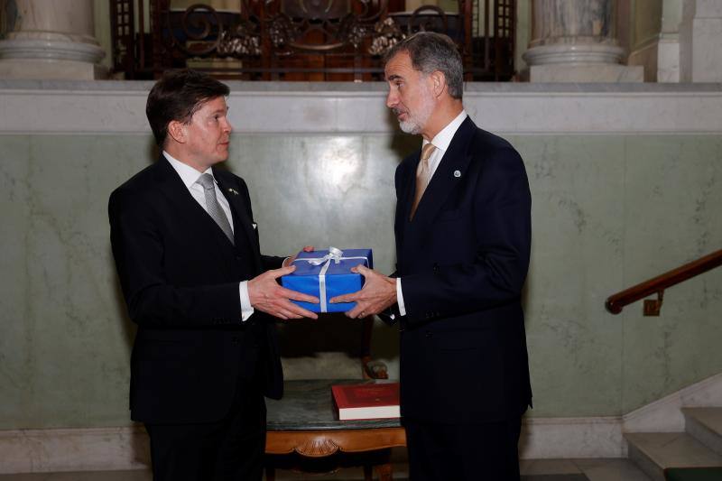 El Rey Felipe entrega un regalo al presidente del Parlamento sueco, Andreas Norlén, a su llegada al encuentro que mantienen en la sede de la Cámara sueca, en Estocolmo, en el marco de la visita oficial que los Reyes de España llevan a cabo a Suecia