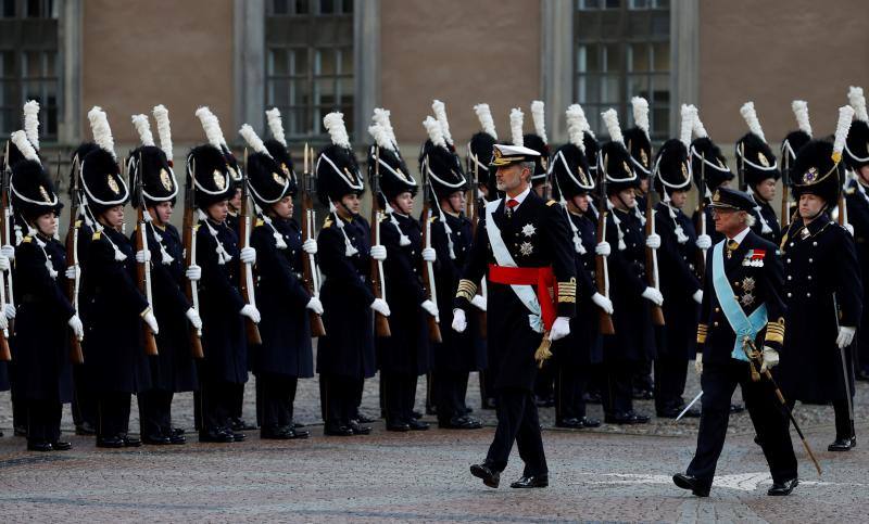 El Rey de España Felipe y el Rey Carlos Gustavo pasan revista a las tropas a su llegada al acto de bienvenida oficial a los Monarcas españoles en el Palacio Real de Estocolmo