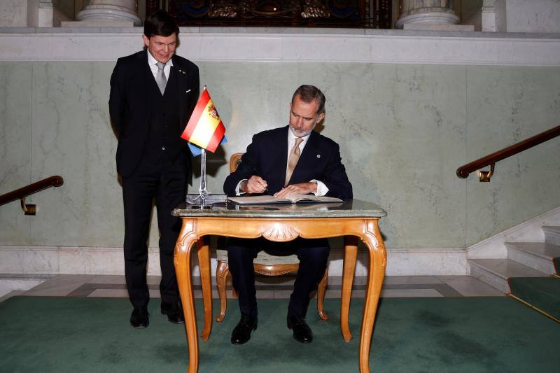 El rRey Felipe ante el presidente del Parlamento sueco, Andreas Norlén ), firma en el libro de la Cámara sueca, con motivo de su encuentro en Estocolmo