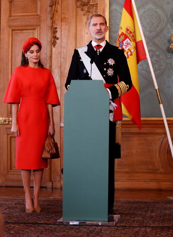 Don Felipe y doña Letizia, durante la ceremonia oficial de bienvenida en el Palacio Real de Estocolmo