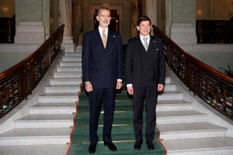 El Rey Felipe junto al presidente del Parlamento sueco, Andreas Norlén, posan a su llegada al encuentro en Estocolmo
