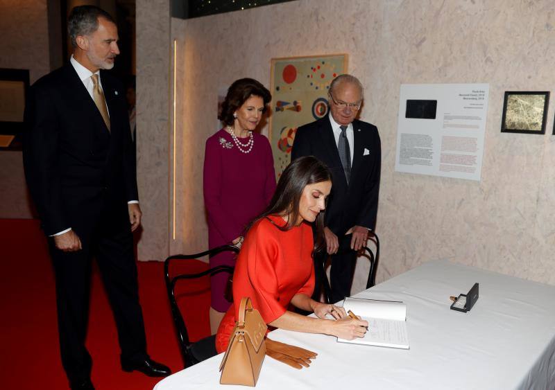 La Reina Letizia firma en el libro del Museo Nobel de Estocolmo, en presencia del Rey Felipe VI y de los monarcas suecos, Carlos Gustavo y Silvia, con motivo de su visita a la exposición de dibujos del médico español Santiago Ramón y Cajal