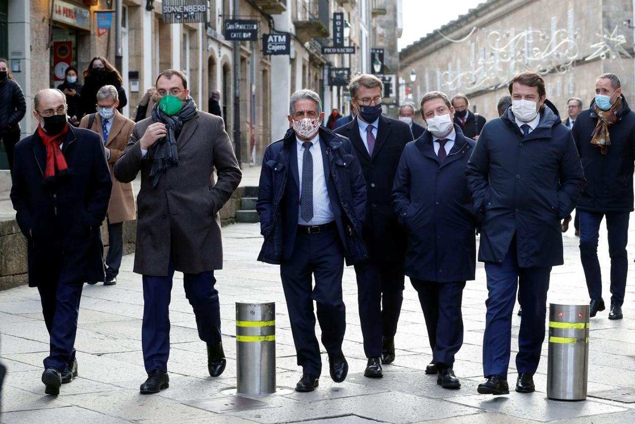 Barbón, entre Lambán y Revilla, con los demás presidentes en las calles de Santiago de Compostela. 