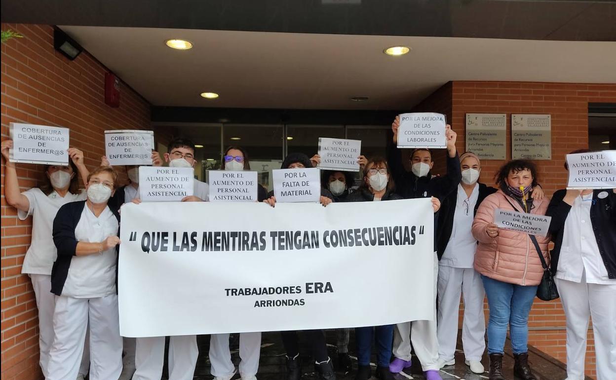 Trabajadores del ERA en Arriondas, este miércoles por la mañana 