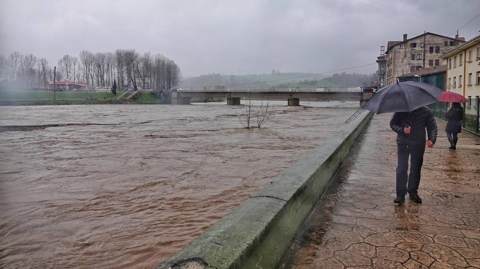 Los ríos se desbordan en el oriente de Asturias