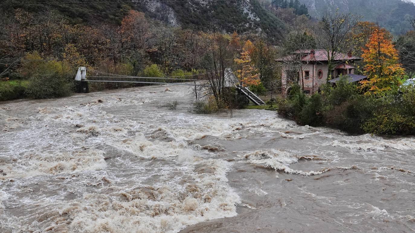 Fotos: Los ríos se desbordan en el oriente de Asturias