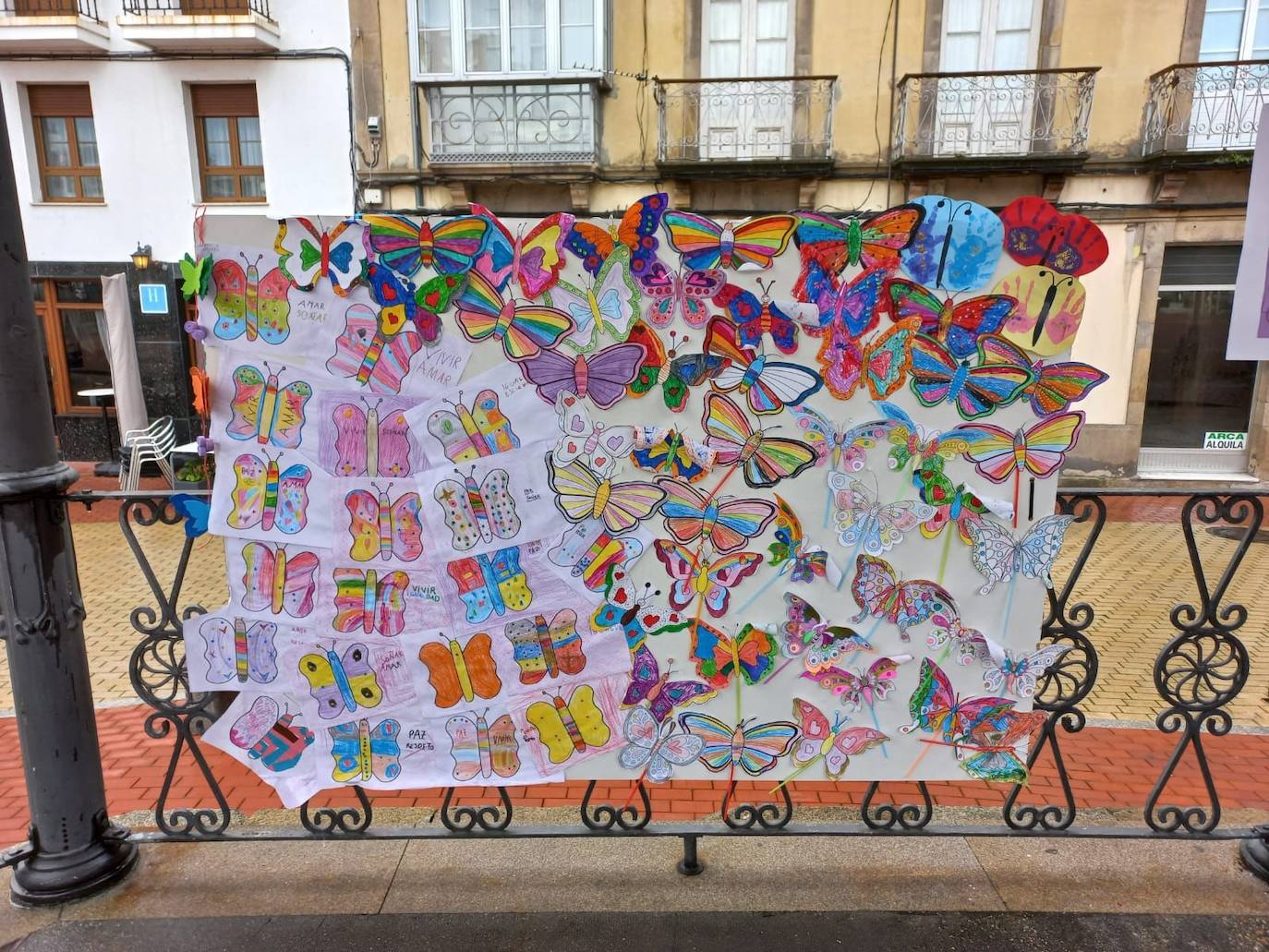 En Tapia, Tineo, Cangas del Narcea, Vegadeo, Luarca o El Franco ha predominado hoy el color morado y la reivindicación en el Día Internacional de la Eliminación de la Violencia contra las Mujeres. 